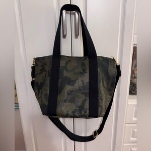 Corroon baby daddy camo tote. Like new, used less than 5 times. 

10"L×11"H×8"W